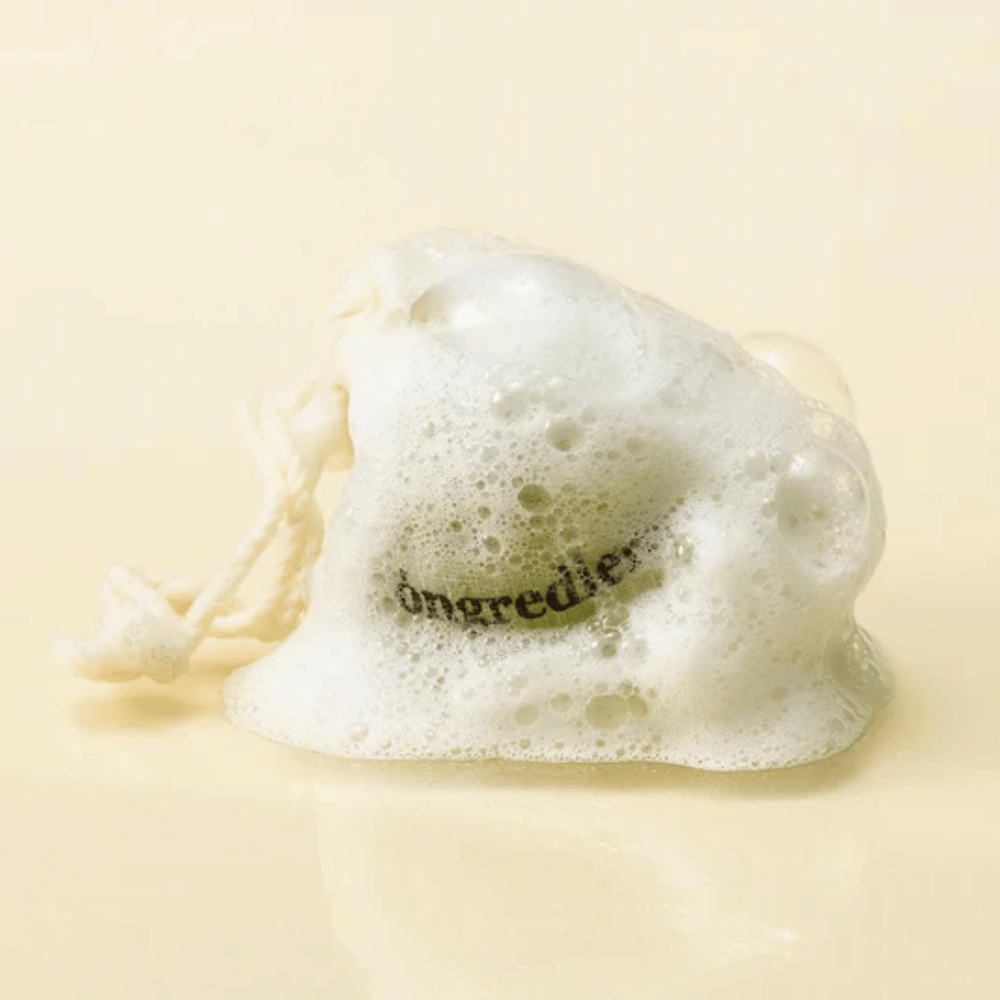 Óngredients Jeju Green Tea Cleansing Ball i nettingpose dekket av mykt skum – naturlig koreansk ansiktssåpe.