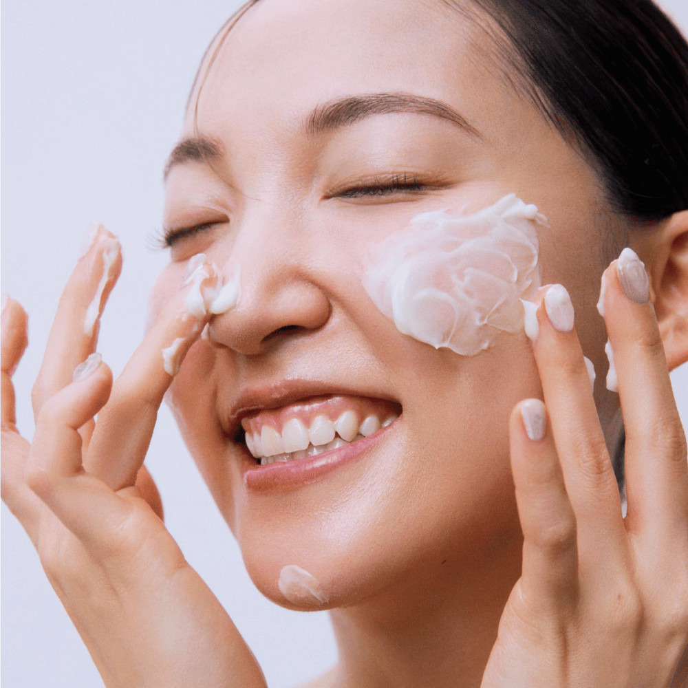 Beauty of Joseon Jello Skin Massage Cream påføres i ansiktet for fuktighetsgivende massasje og styrket hudbarriere.