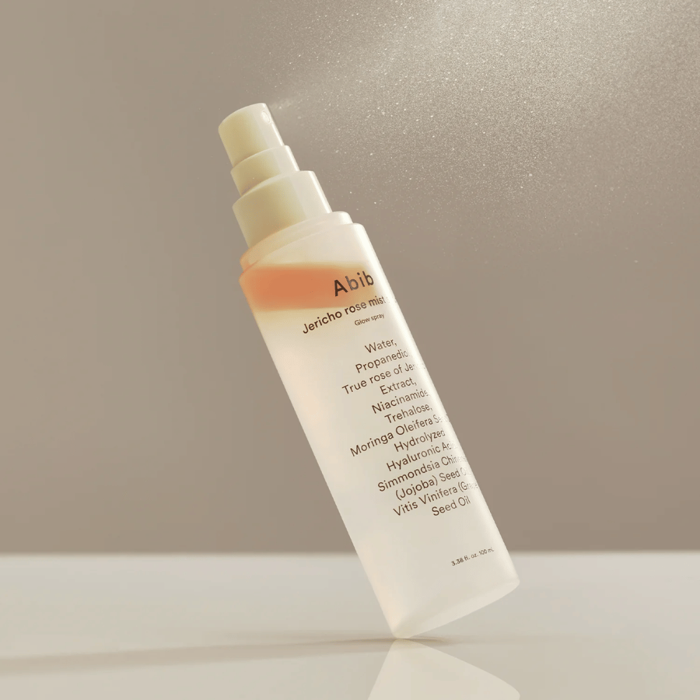 Abib Jericho Rose Mist Serum sprayes i luften. Lett og frisk mist med rose- og moringaolje for naturlig glød.