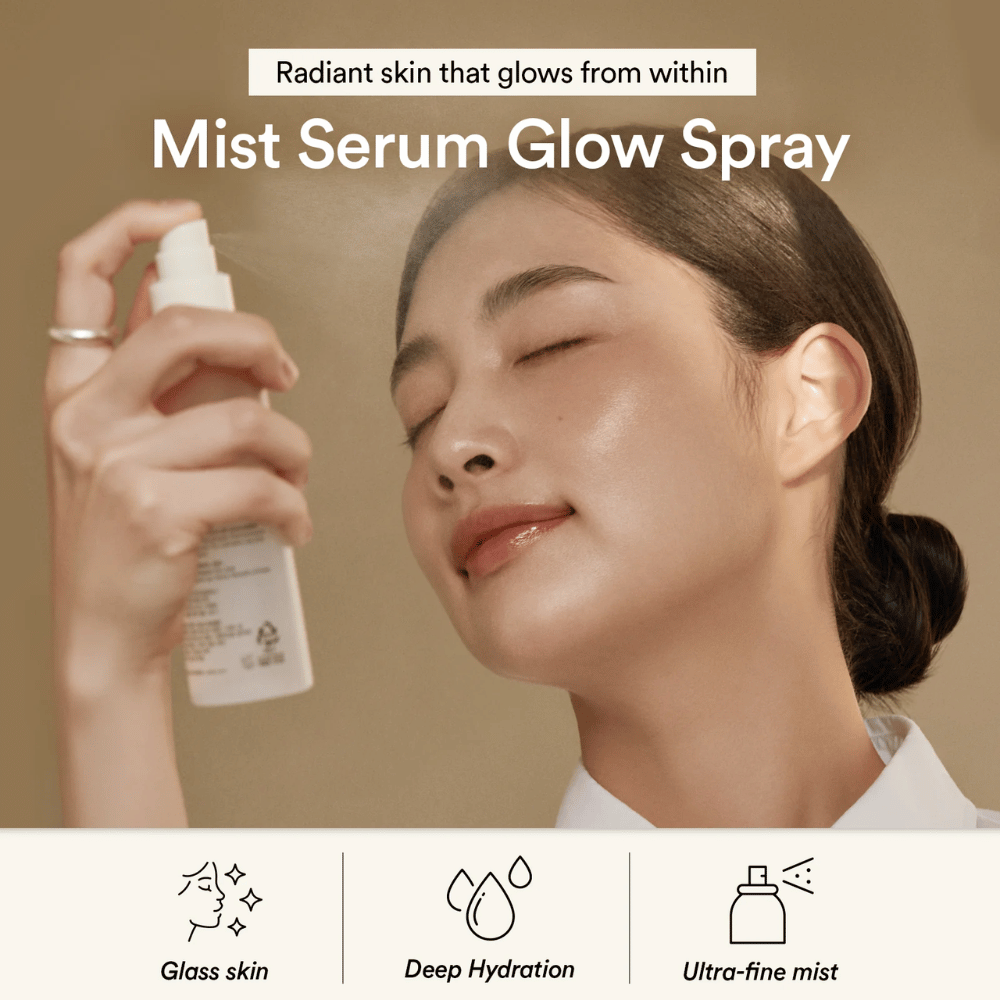 Kvinne sprayer Abib Jericho Rose Mist Serum i ansiktet. Fin mist som gir dyp fuktighet og glød-effekt.