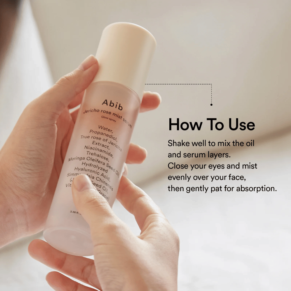 Person holder Abib Jericho Rose Mist Serum og viser hvordan man rister flasken for å blande olje og serum før bruk.