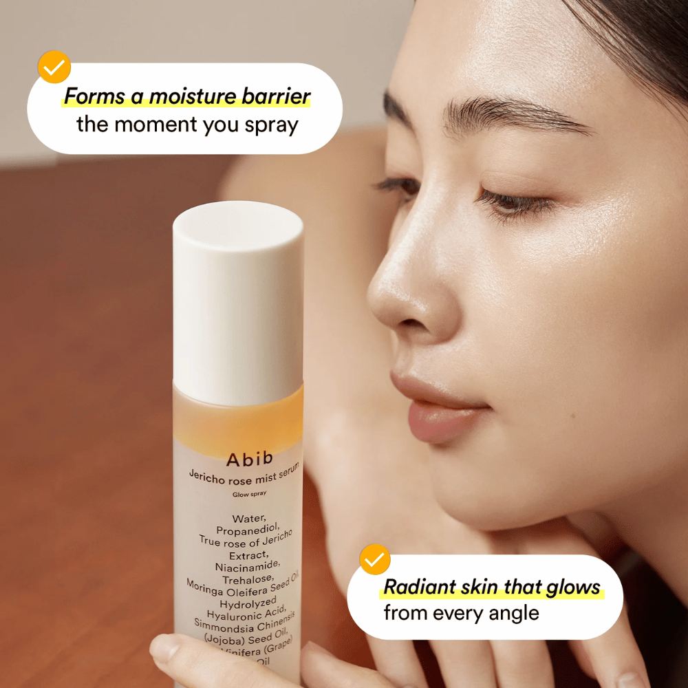 Kvinne viser sin fuktede hud etter bruk av Abib Jericho Rose Mist Serum. Skaper en beskyttende fuktbarriere.