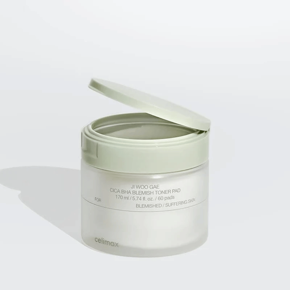 Åpen krukke av Celimax Ji Woo Gae Cica BHA Blemish Toner Pad. Mild rensende toner pads som beroliger og balanserer huden.