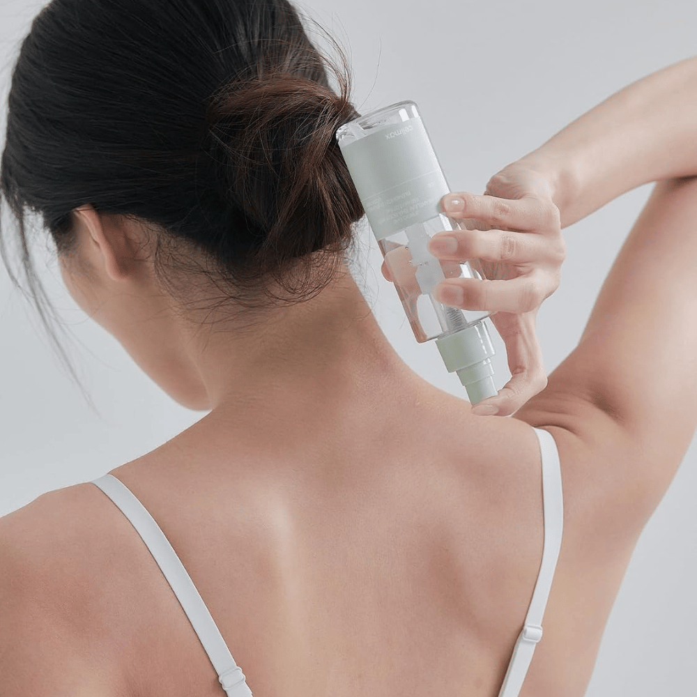 celimax Ji Woo Gae Heartleaf BHA Body Mist påføres på rygg og nakke