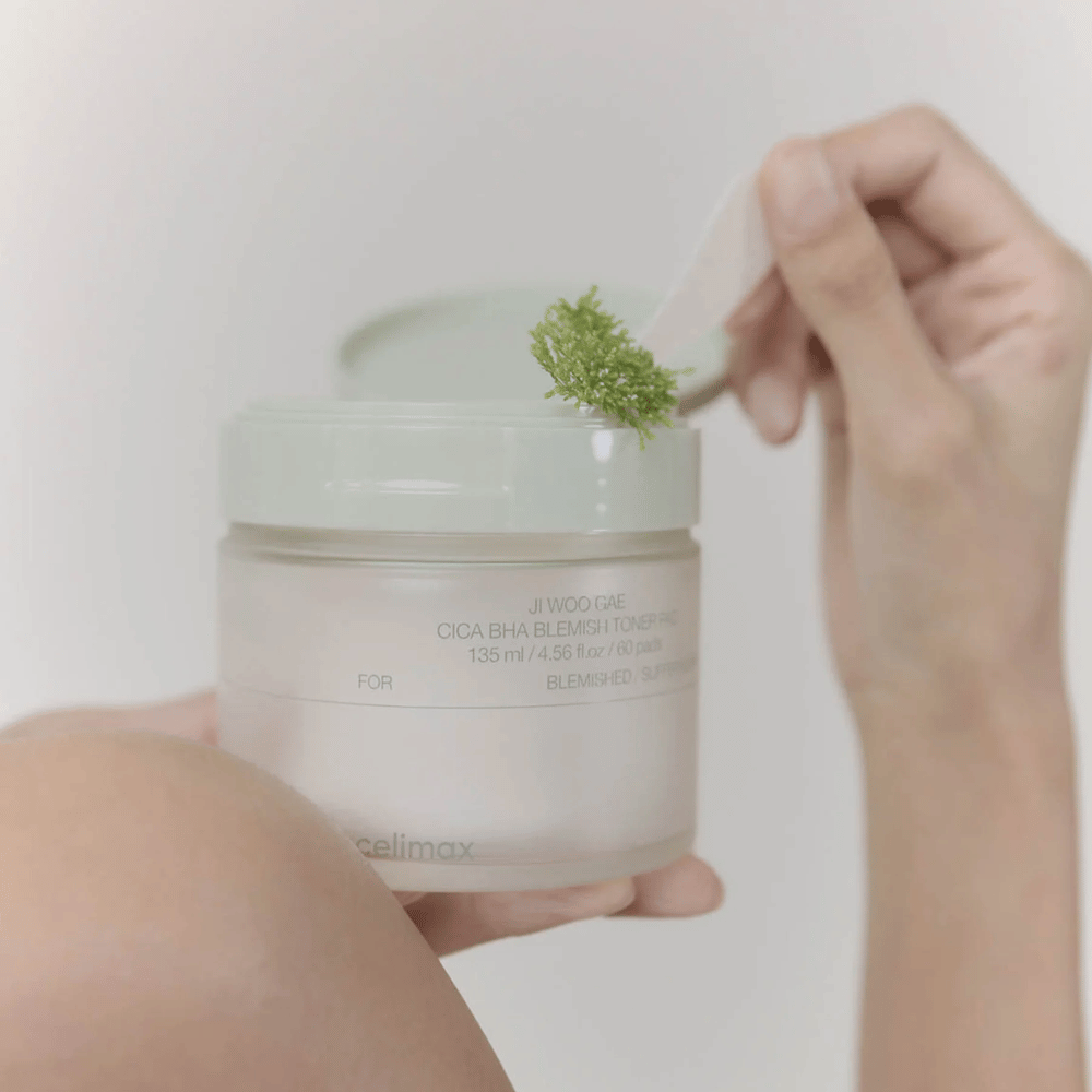 Celimax Ji Woo Gae Cica BHA Blemish Toner Pad med centella-ekstrakt vises i bruk – mild eksfoliering for klar hud.