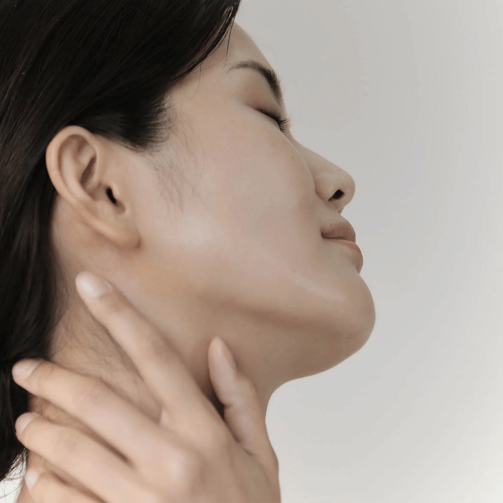 Kvinne viser sin rolige, fuktede hud etter bruk av Celimax Ji Woo Gae Cica BHA Blemish Toner Pad.