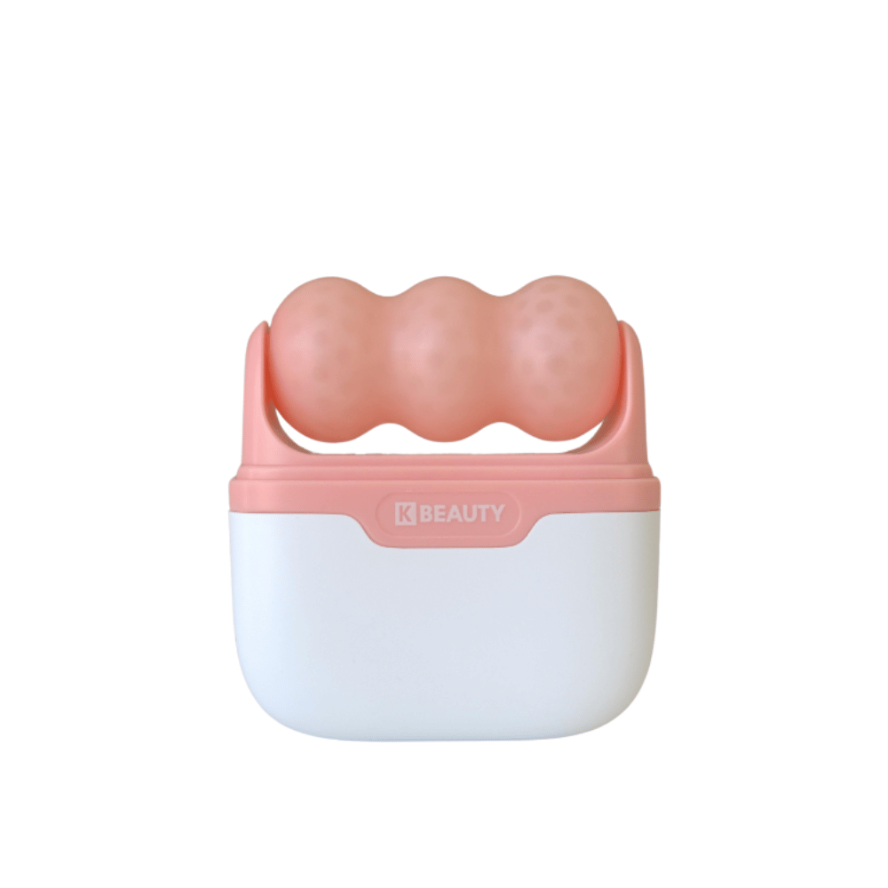 Bildet viser en K-Beauty Ice Roller med et hvitt og rosa håndtak. Produktet har tre avrundede, prikkete ruller i rosa farge på toppen, designet for å kjøle og massere ansiktet. Bakgrunnen er helt hvit.