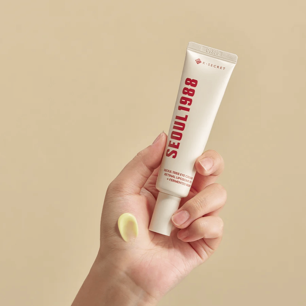 SEOUL 1988 Eye Cream - Retinal Liposom 4% + Fermenterte Bønner

En næringsrik øyekrem som inneholder 4% Retinal Liposom og fermenterte bønner for å redusere fine linjer, forbedre hudens elastisitet og fukte det sensitive øyeområdet.

🌿 Fordeler:
✔ Reduserer rynker og mørke ringer
✔ Styrker hudbarrieren og gir fastere hud
✔ Lettabsorbert og passer sensitiv hud

Perfekt for et ungdommelig og strålende blikk! 👀✨