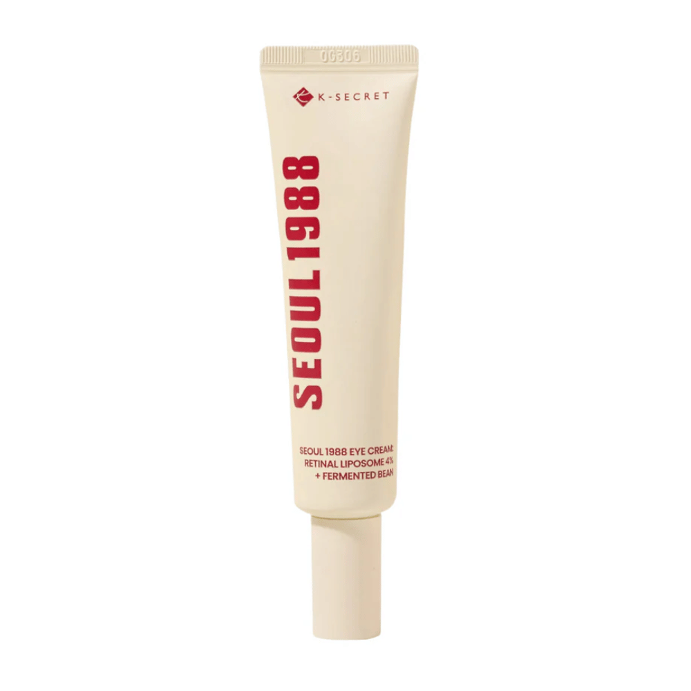 KSECRET-SEOUL 1988 Eye Cream - Retinal Liposom 4% + Fermenterte Bønner

Denne øyekremen kombinerer 4% Retinal Liposom og Fermenterte bønner for å effektivt redusere fine linjer, fukte og styrke det sensitive øyeområdet.

✨ Fordeler:
✔ Retinal Liposom 4% – Kraftfull anti-aging for en jevnere hud
✔ Fermenterte bønner – Næring og beskyttelse for økt elastisitet
✔ Lett og raskt absorberende – Passer også sensitiv hud

Perfekt for å fukte og gi øyeområdet et oppfrisket og ungdommelig utseende! 👁✨