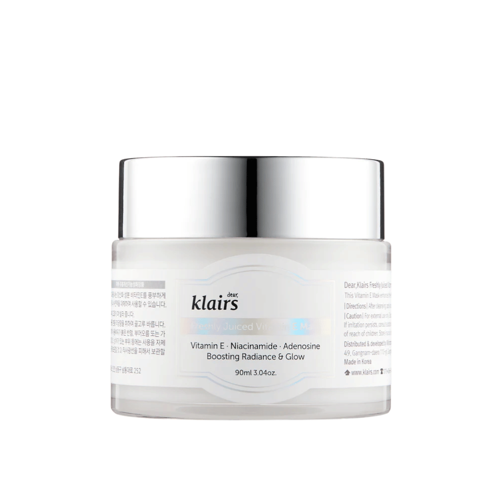 Lukket hvit krukke av Klairs Freshly Juiced Vitamin E Mask med tekst om vitamin E, niacinamid og adenosin for glød, mot hvit bakgrunn.
