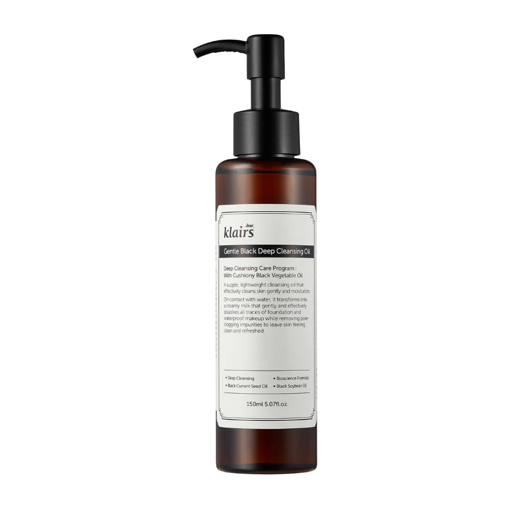 Flaske med Klairs Gentle Black Deep Cleansing Oil, en renseolje, med svart pumpe og tekst som beskriver produktet, mot en hvit bakgrunn.