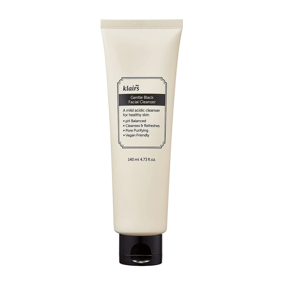 En tube av Klairs Gentle Black Facial Cleanser med svart lokk og tekst om egenskaper, som mild og pH-balansert, på en ren hvit bakgrunn.