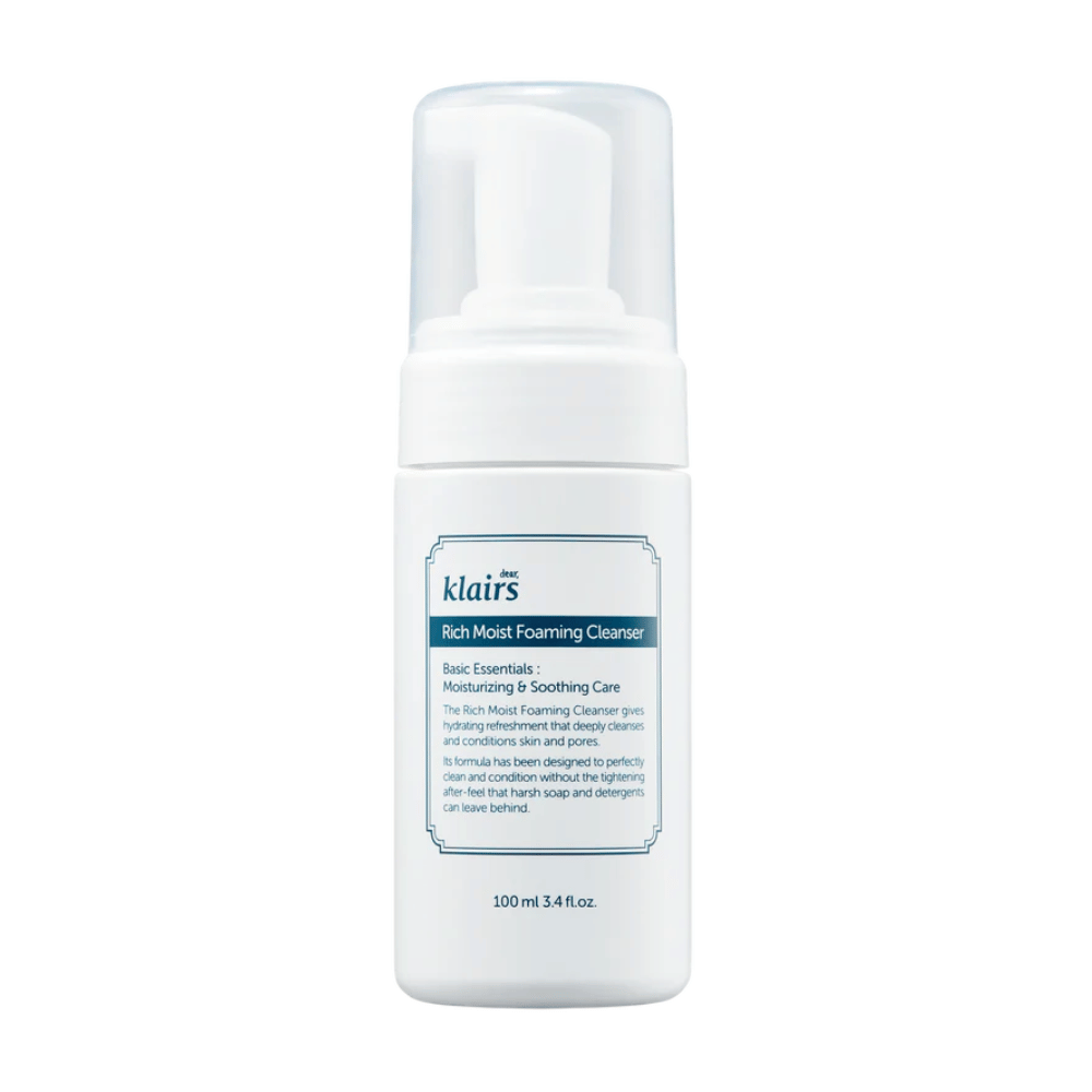 En pumpeflaske av Klairs Rich Moist Foaming Cleanser med beskrivelse av fuktighetsgivende og beroligende egenskaper, mot en hvit bakgrunn.