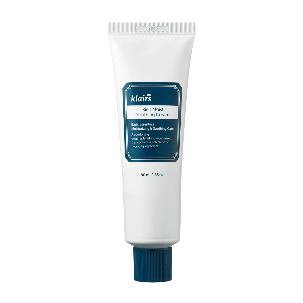 En tube av Klairs Rich Moist Soothing Cream med mørkeblå detaljer og produktinformasjon, presentert mot en ren hvit bakgrunn.