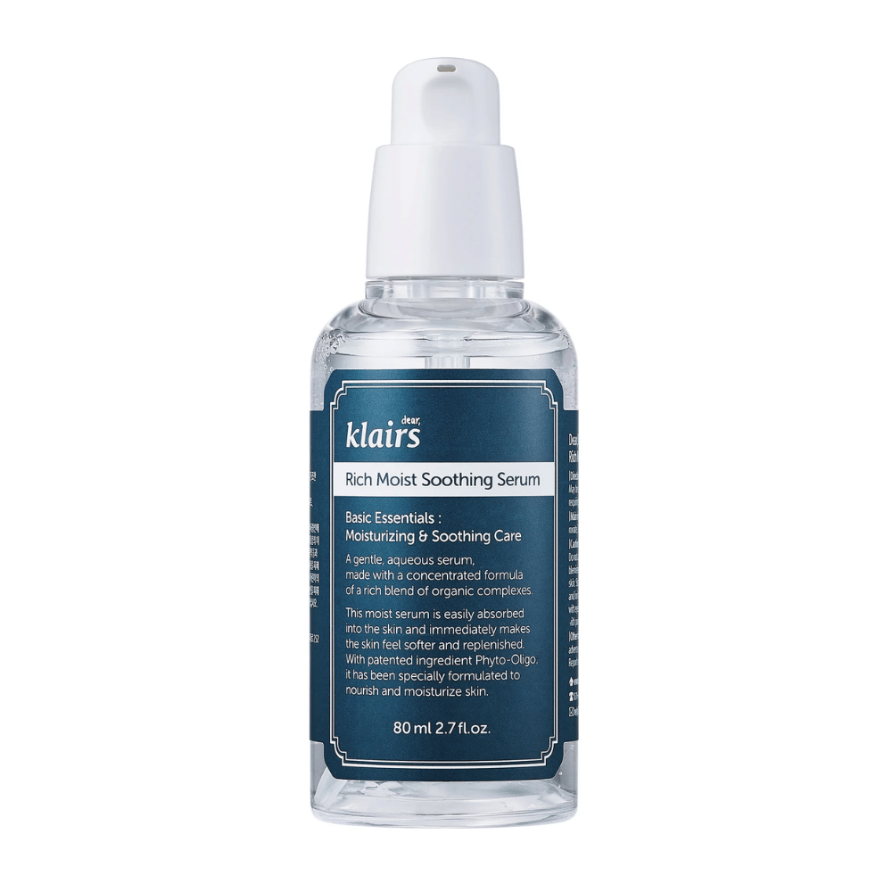En gjennomsiktig flaske med Klairs Rich Moist Soothing Serum og hvit dryppkork, mot en hvit bakgrunn.