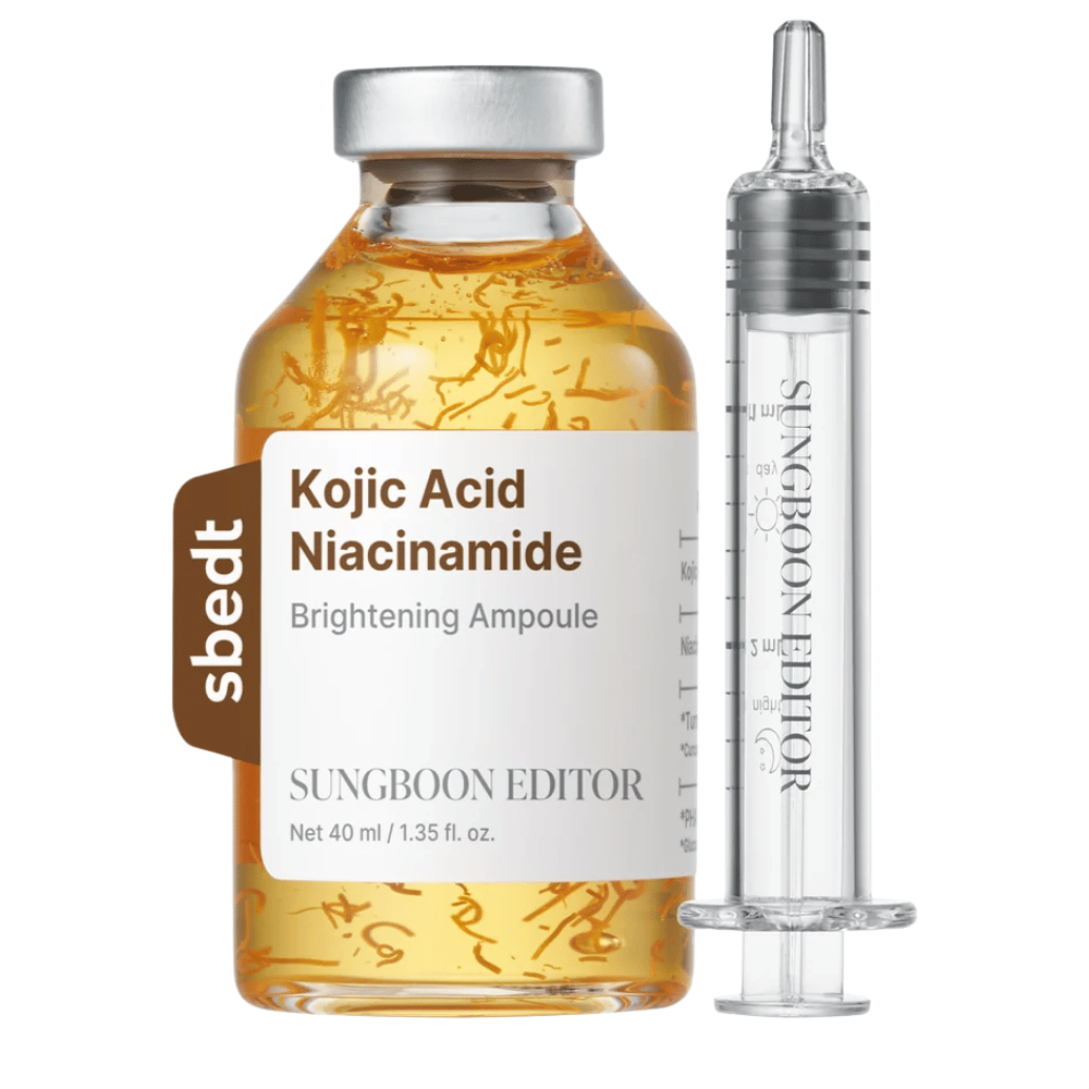7. SUNGBOON EDITOR Kojic Acid Niacinamide Brightening Ampoule 40 ml – gyllen serumflaske med synlige aktive tråder og transparent applikator mot hvit bakgrunn