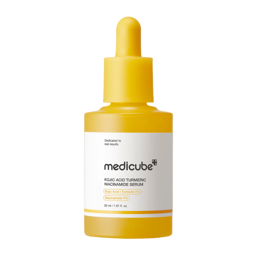 Frilagt produktbilde av Medicube Kojic Acid Turmeric Niacinamide Serum med gul flaske og pipette. Det minimalistiske designet og de varme fargene gir et moderne og klinisk inntrykk samtidig som produktet assosieres med glow og brightening skincare.