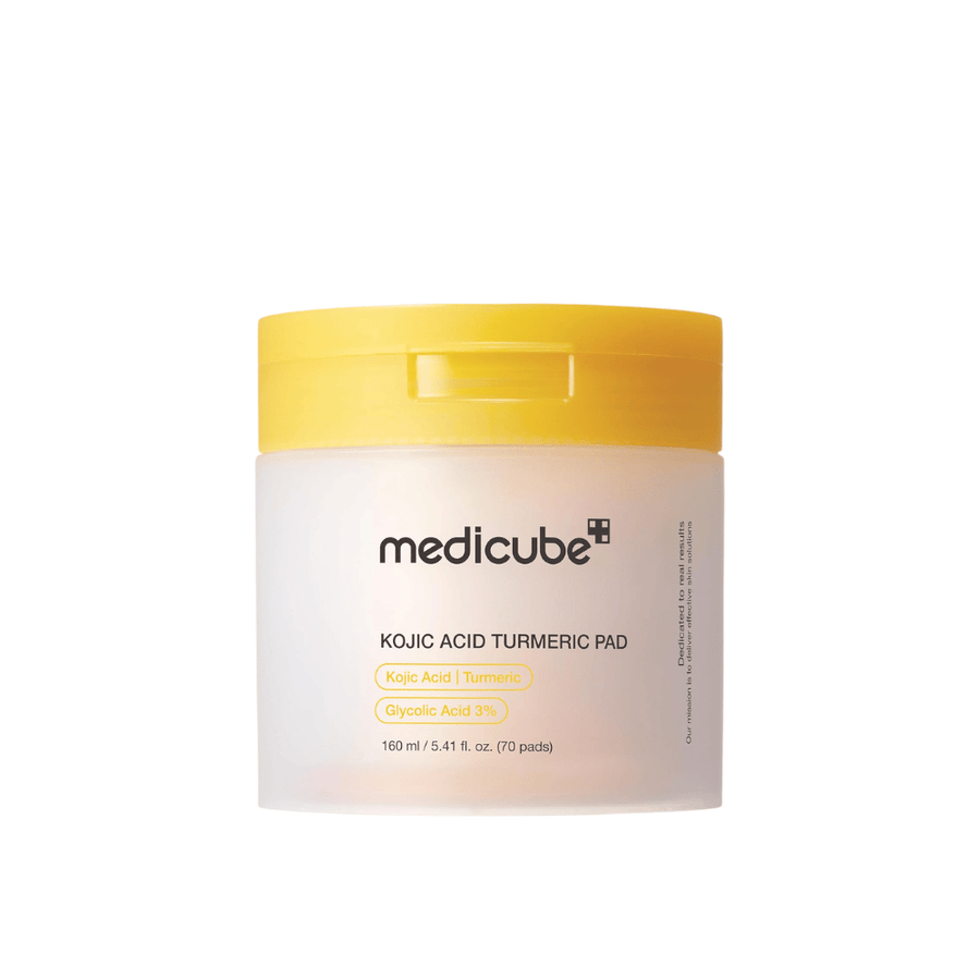 Frilagt produktbilde av Medicube Kojic Acid Turmeric Pad i gul krukke med eksfolierende pads som inneholder kojicsyre, gurkemeie og glykolsyre for jevnere hudtone og glød.