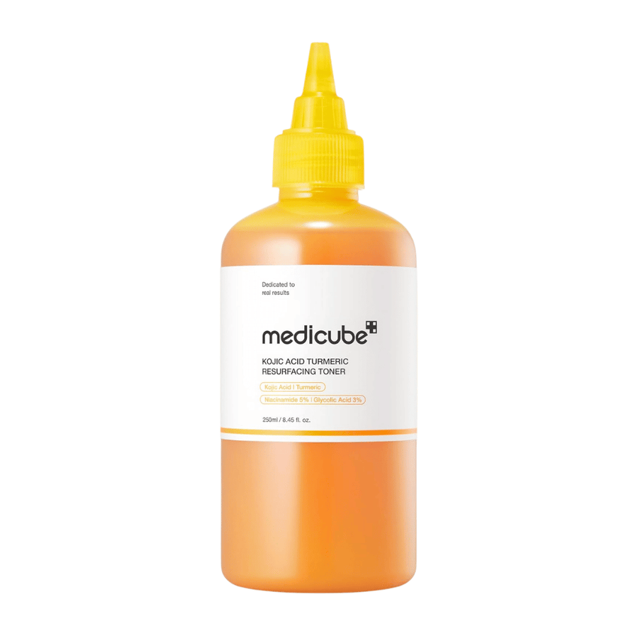 Frilagt produktbilde av Medicube Kojic Acid Turmeric Resurfacing Toner i gul applikatorflaske for eksfolierende hudpleie og forbedret hudstruktur.
