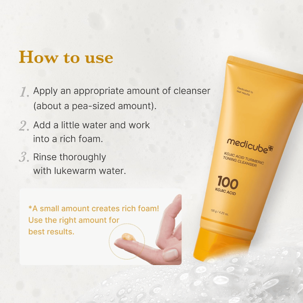 Medicube Kojic Acid Turmeric Toning Cleanser med bruksanvisning i tre trinn. Gul rensetube og gel på fingertupp som viser dosering.