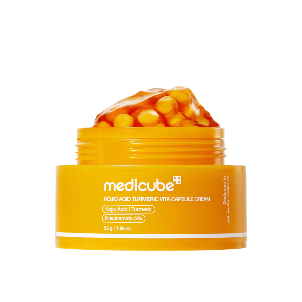 5. Medicube Kojic Acid Turmeric Vita Capsule Cream 53 g – gul krukke med gelkrem og kapsler på hvit bakgrunn