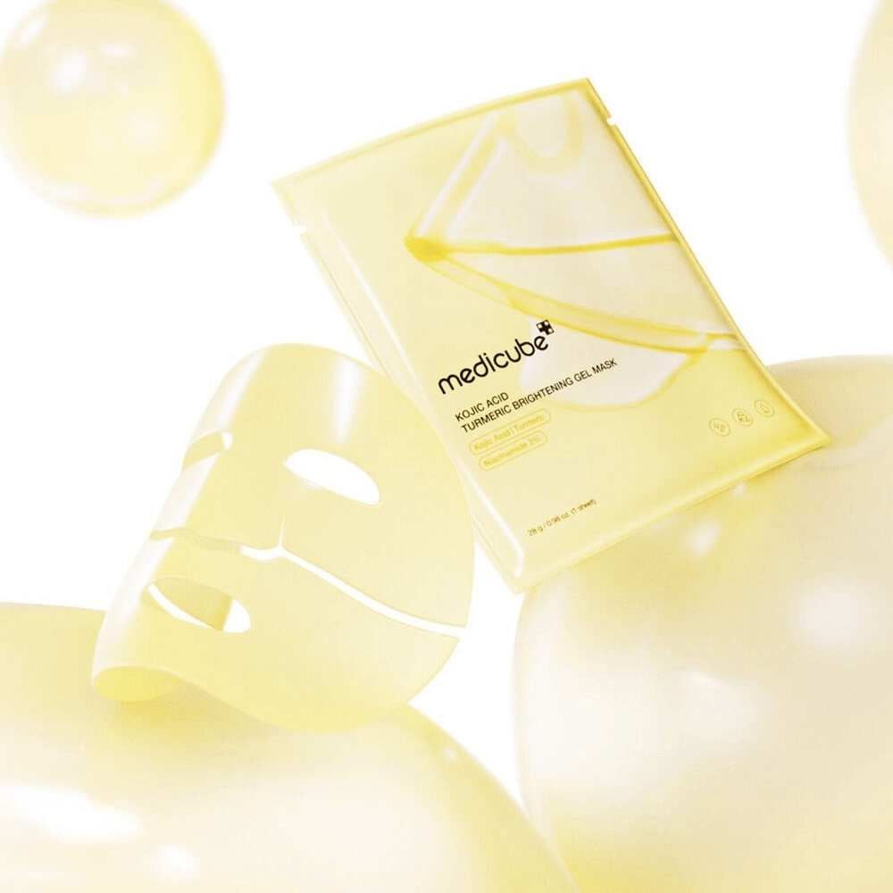 Medicube Kojic Acid Turmeric Brightening Gel Mask – glødgivende gelmaske med kojinsyre og gurkemeie, synlig i gjennomsiktig arkmaske og gul emballasje.