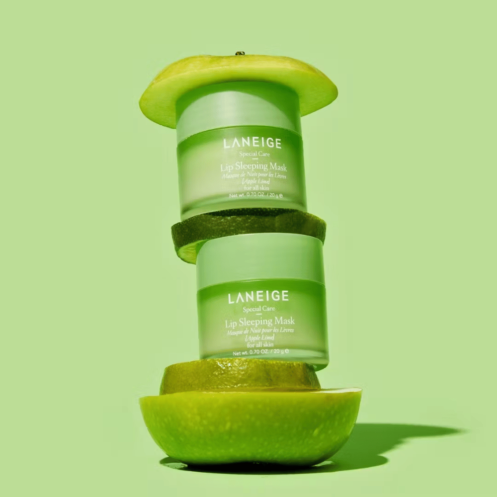 To krukker med LANEIGEs Lip Sleeping Mask Apple Lime 20g stablet oppå hverandre og gir fuktighet.