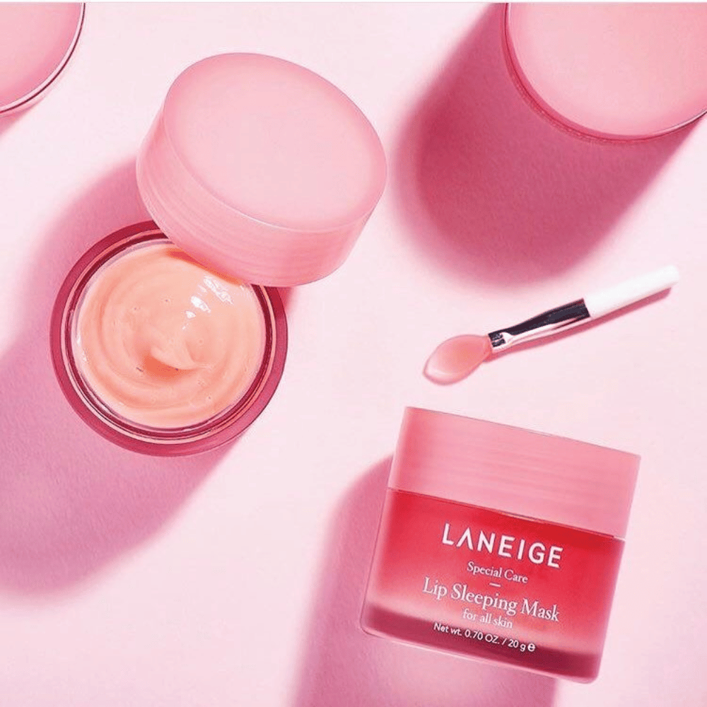 K-beauty's Laneige's Lip Sleeping Mask Berry 20g på rosa bakgrunn.