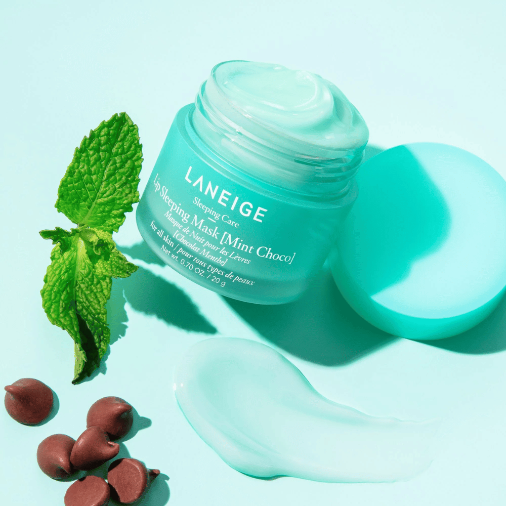 LANEIGE's Lip Sleeping Mask Mint Choco 20g på blå bakgrunn.