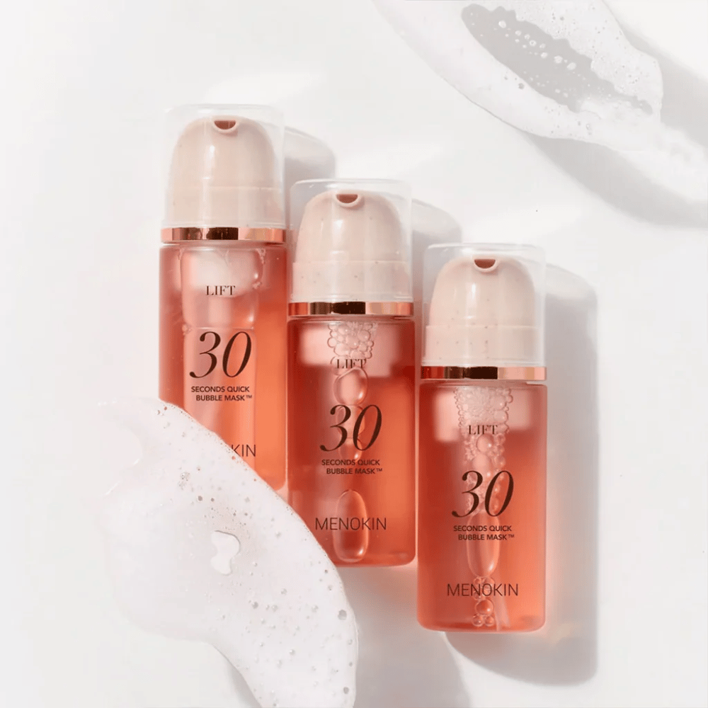 Estetisk produktbilde med tre flasker av MENOKIN LIFT 30 Seconds Quick Bubble Mask omgitt av mykt skum som fremhever den boblende og rensende effekten.