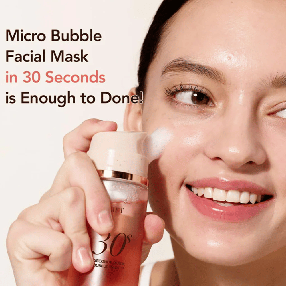 Livsstilsbilde der en modell påfører MENOKIN bubble mask direkte på huden med mikrobobler, sammen med tekst som understreker rask ansiktspleie på 30 sekunder.