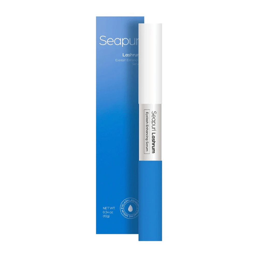 Produktbilde av Seapuri Lashrum Eyelash Enhancing Serum med emballasje. Fremmer lengre, sterkere og fyldigere øyevipper.