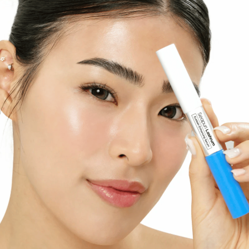 Kvinne holder i Seapuri Lashrum Eyelash Enhancing Serum. Et pleiende vippe-serum som styrker og definerer vippene.