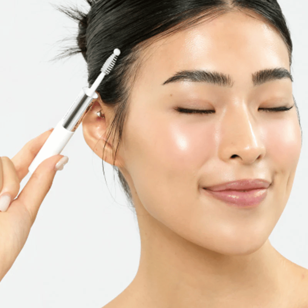 Kvinne påfører Seapuri Lashrum Eyelash Enhancing Serum på øyevipper. Fremmer naturlig vekst og glans.