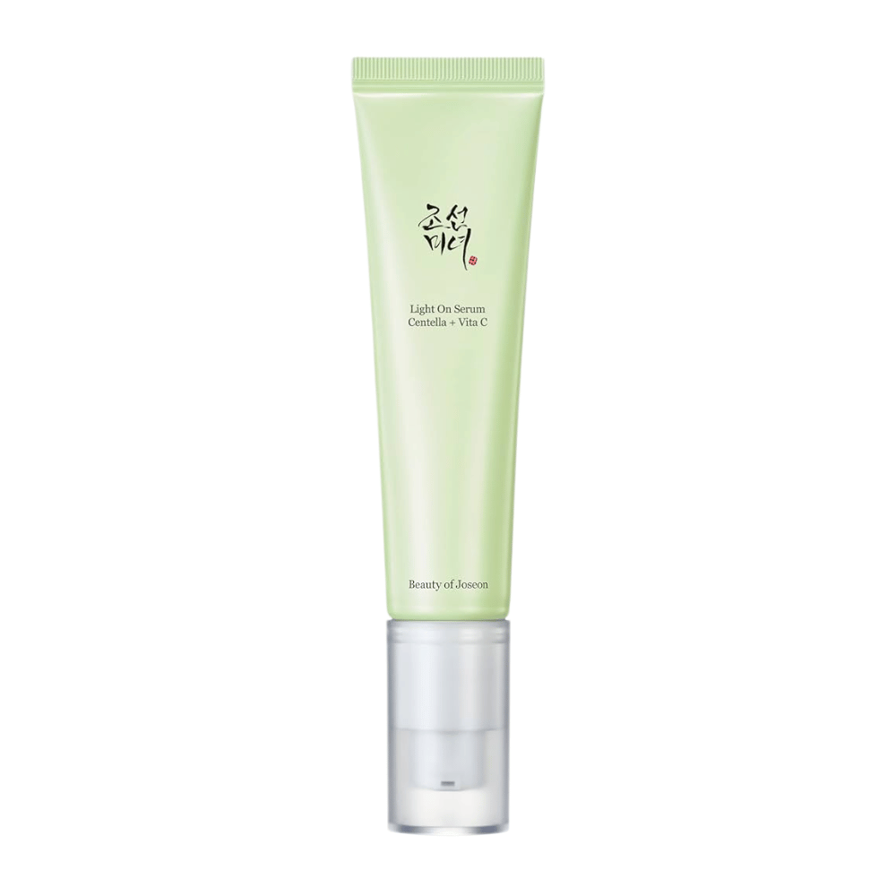 Beauty of Joseon Light On Serum i en lysegrønn tube med pumpe, inneholder Centella og vitamin C for glødgivende hudpleie.