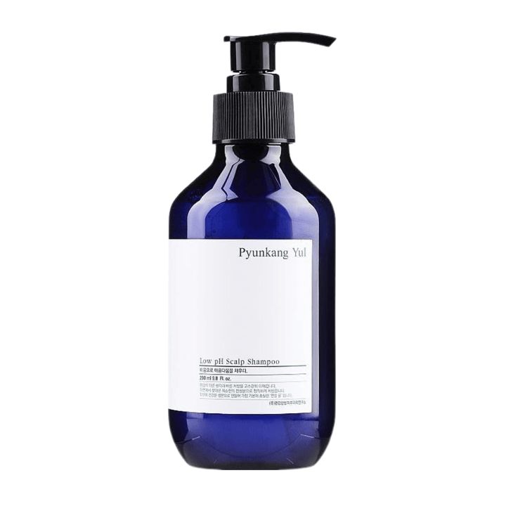 Stilrent frilagt produktbilde av Pyunkang Yul Low pH Scalp Shampoo i blå flaske med pumpe og minimalistisk design.