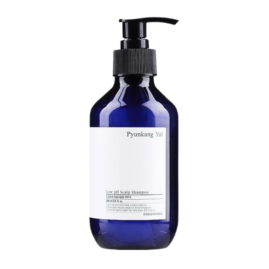 Stilrent frilagt produktbilde av Pyunkang Yul Low pH Scalp Shampoo i blå flaske med pumpe og minimalistisk design.