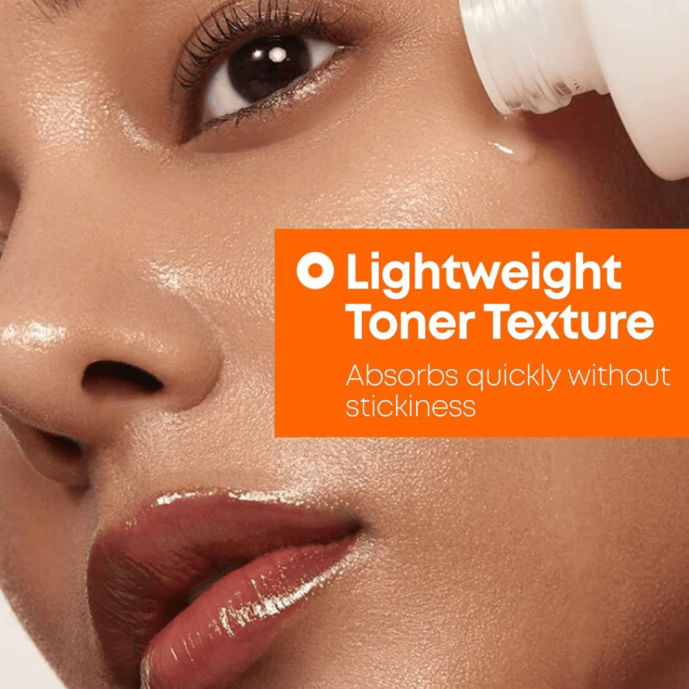 3. NINE LESS MELA-PRO Rice & TXA Toner – modell med fuktet hud som viser tonerens lette konsistens og raske absorpsjon
