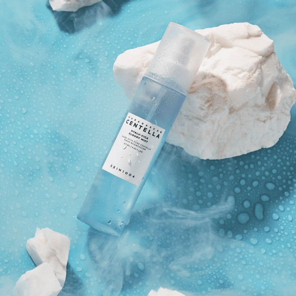SKIN1004 Madagascar Centella Hyalu-Cica Cloudy Mist 120 ml – fuktighetsgivende ansiktsmist med centella asiatica og hyaluronsyre i fuktig miljø