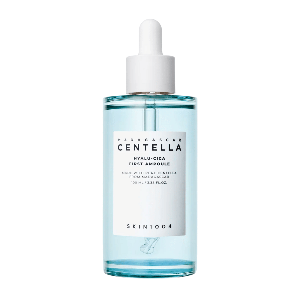 Produktbilde av Skin1004 Madagascar Centella Hyalu-Cica First Ampoule, 100 ml flaske med hvit etikett og pipette.
