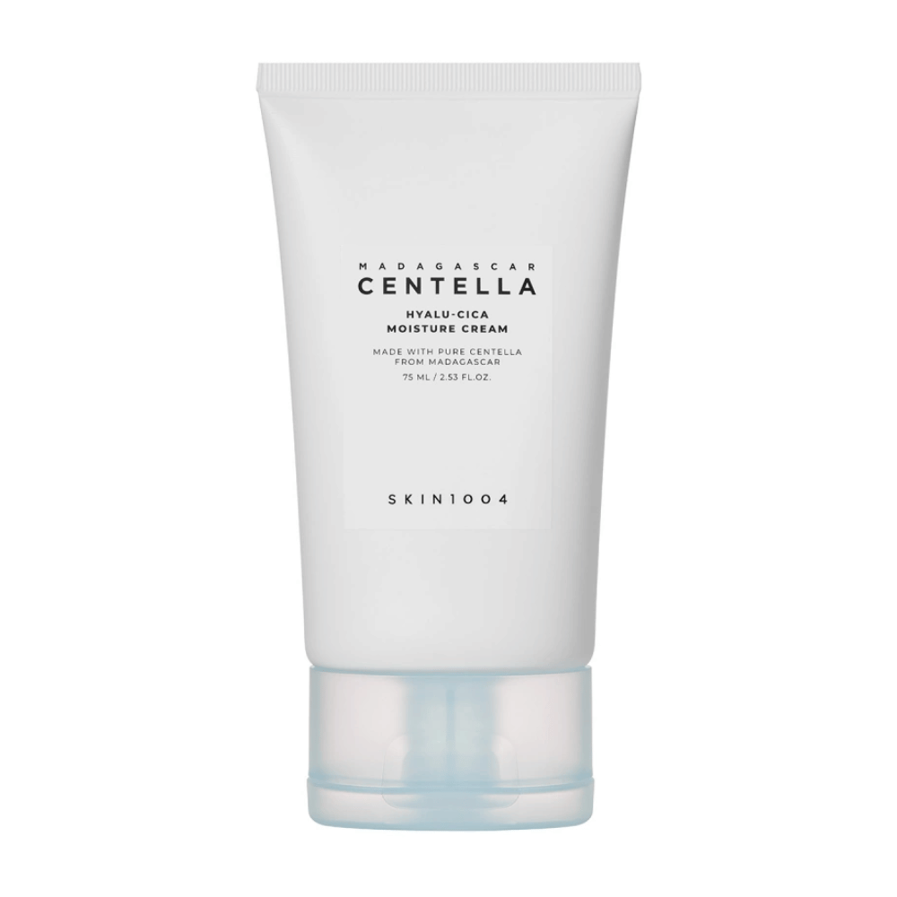 En hvit tube SKIN1004 Madagascar Centella Hyalu-Cica fuktighetskrem på en ensfarget bakgrunn.