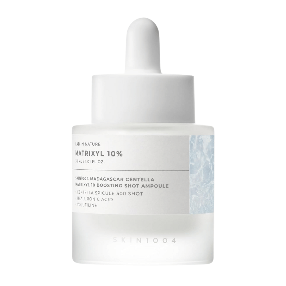 Nærbilde av SKIN1004 Madagascar Centella Matrixyl 10 Boosting Shot Ampoule som viser pipette og etikett – høy konsentrert peptidserum for hudens elastisitet og fuktighet.