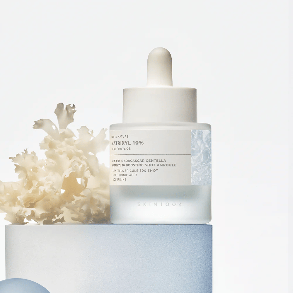 SKIN1004 Madagascar Centella Matrixyl 10 Boosting Shot Ampoule i livsstilsbilde – anti-age serum med peptider og centella som styrker hudbarrieren og gir spenst.