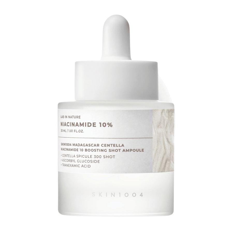 SKIN1004 Madagascar Centella Niacinamide 10 Boosting Shot Ampoule stående på hvit bakgrunn – høy-konsentrert niacinamid-serum for klarere hud, glød og balansert talgproduksjon.