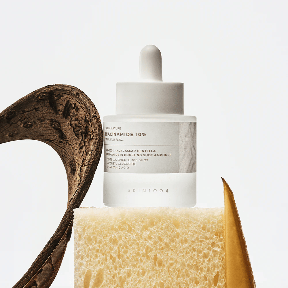 SKIN1004 Madagascar Centella Niacinamide 10 Boosting Shot Ampoule i livsstilsbilde – ansiktsserum som hjelper til å redusere ujevn hudtone og styrke hudbarrieren.