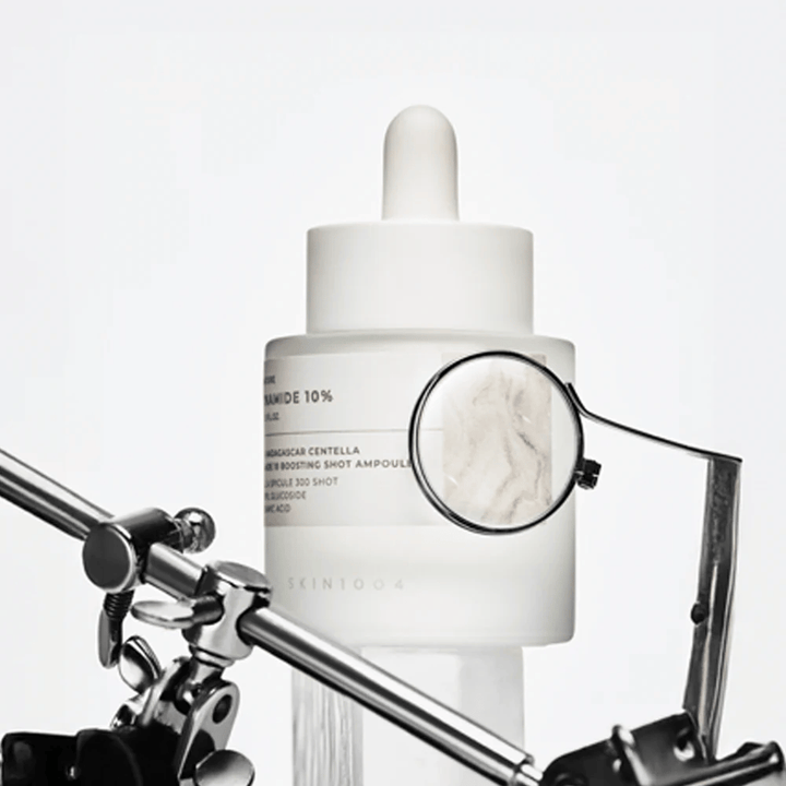 Detaljbilde på SKIN1004 Madagascar Centella Niacinamide 10 Boosting Shot Ampoule som fremhever ingrediensfokus og aktiv formel for klarere hud og jevn hudstruktur.
