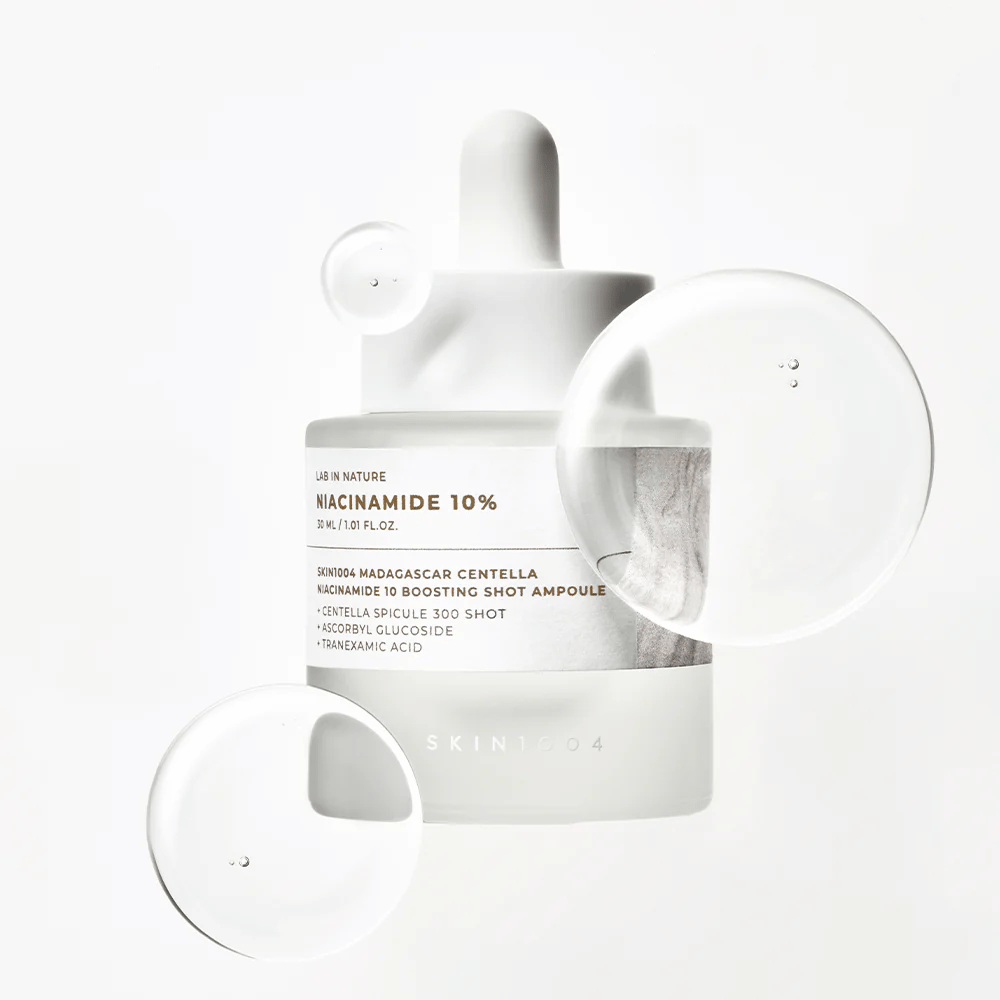 SKIN1004 Madagascar Centella Niacinamide 10 Boosting Shot Ampoule med serumdråper som viser lett, raskt absorberende formel med niacinamid, traneksamsyre og centella.