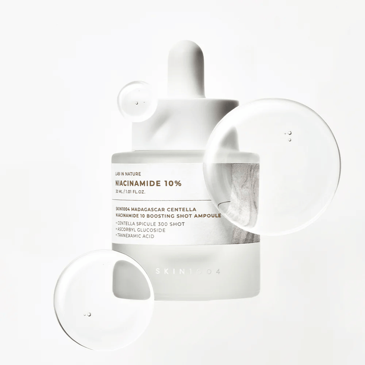 SKIN1004 Madagascar Centella Niacinamide 10 Boosting Shot Ampoule med serumdråper som viser lett, raskt absorberende formel med niacinamid, traneksamsyre og centella.