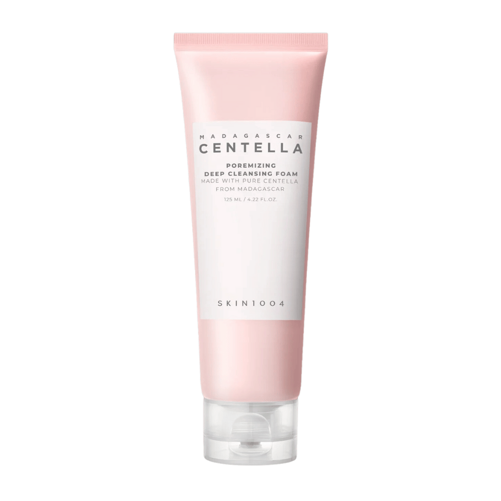 Madagascar Centella Poremizing Deep Cleansing Foam er et renseprodukt for ansiktet, presentert i en rosa tube. Tuben inneholder 125 ml og er laget med ren centella fra Madagaskar for å effektivt rense og forbedre hudens porer.