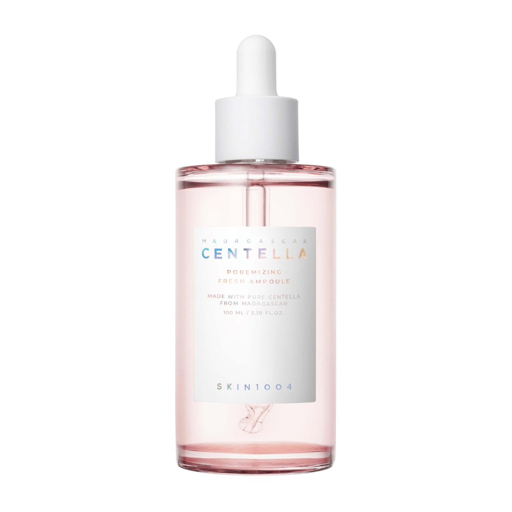 Transparent flaske med rosa væske og hvit dryppipette, SKIN1004 Madagascar Centella Poremizing Fresh Ampoule, mot hvit bakgrunn.